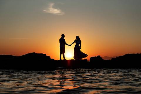 Fotografia de ensaio pré-wedding na praia durante o pôr do sol em Anchieta, ES'