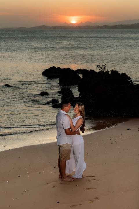 Fotografia de ensaio pré-wedding na praia durante o pôr do sol em Anchieta, ES'