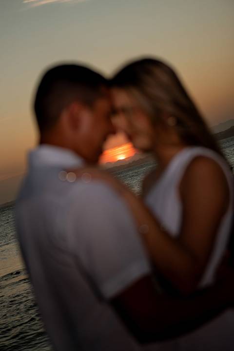 Fotografia de ensaio pré-wedding na praia durante o pôr do sol em Anchieta, ES'
