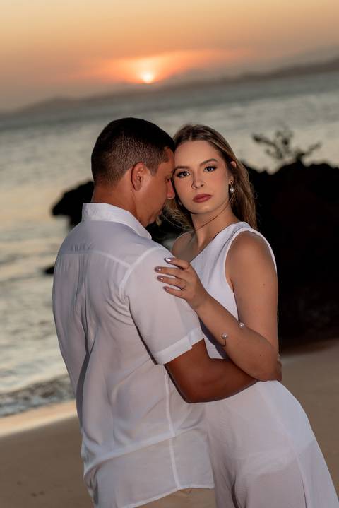 Fotografia de ensaio pré-wedding na praia durante o pôr do sol em Anchieta, ES'