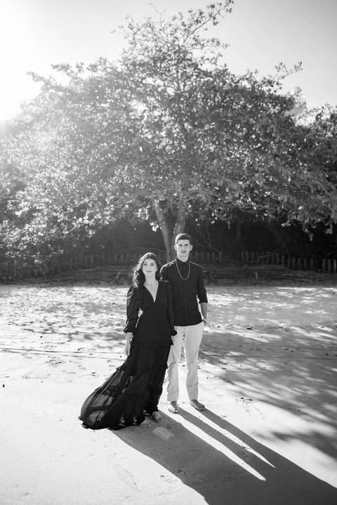 Fotografia de ensaio pré-casamento na praia em Bacutia, ES'