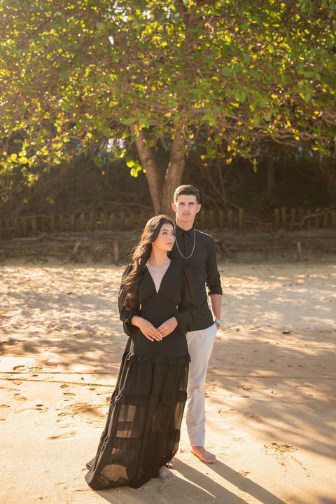 Fotografia de ensaio pré-casamento na praia em Bacutia, ES'