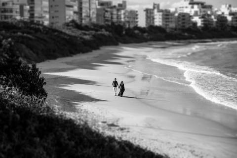 Fotografia de ensaio pré-casamento na praia em Bacutia, ES'