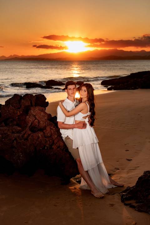 Fotografia de ensaio pré-casamento na praia Boca da Baleia durante o pôr do sol em Anchieta, ES'