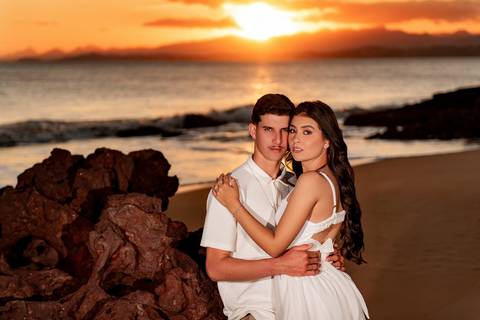 Fotografia de ensaio pré-casamento na praia Boca da Baleia durante o pôr do sol em Anchieta, ES'