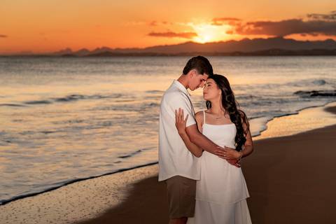 Fotografia de ensaio pré-casamento na praia Boca da Baleia durante o pôr do sol em Anchieta, ES'