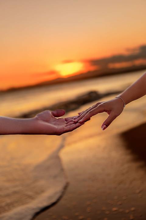 Fotografia de ensaio pré-casamento na praia Boca da Baleia durante o pôr do sol em Anchieta, ES'