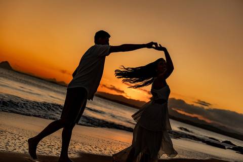 Fotografia de ensaio pré-casamento na praia Boca da Baleia durante o pôr do sol em Anchieta, ES'