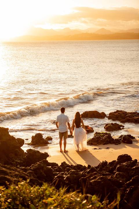 Fotografia de ensaio pré-casamento na praia Boca da Baleia durante o pôr do sol em Anchieta, ES'