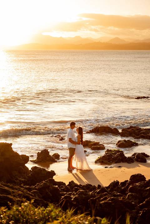 Fotografia de ensaio pré-casamento na praia Boca da Baleia durante o pôr do sol em Anchieta, ES'