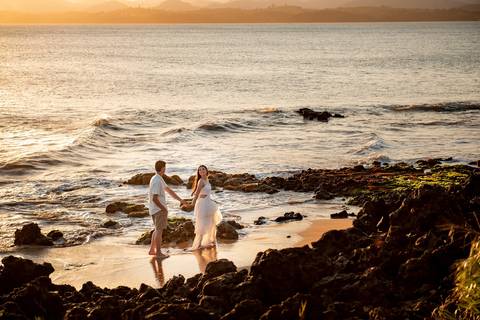 Fotografia de ensaio pré-casamento na praia Boca da Baleia durante o pôr do sol em Anchieta, ES'