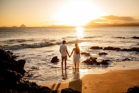 Fotografia de ensaio pré-casamento na praia Boca da Baleia durante o pôr do sol em Anchieta, ES'