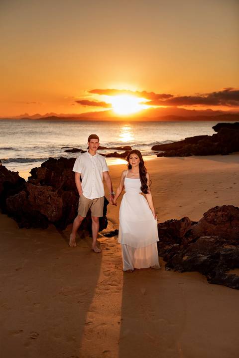 Fotografia de ensaio pré-casamento na praia Boca da Baleia durante o pôr do sol em Anchieta, ES'