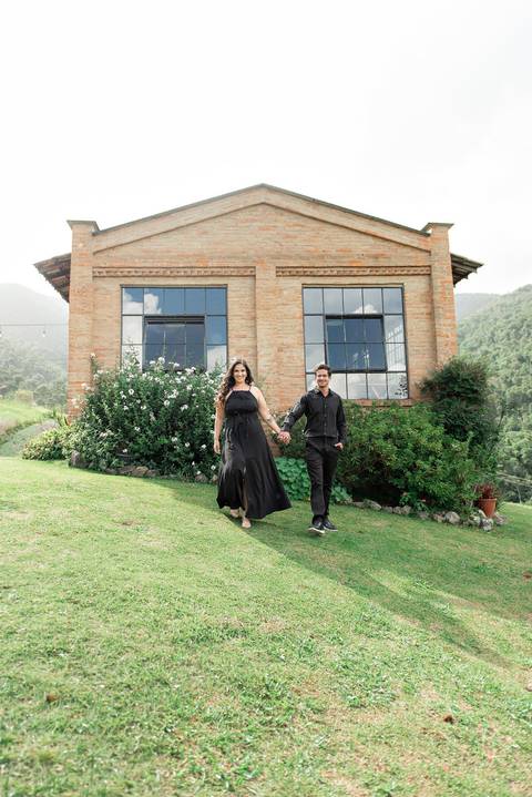 Fotografia de ensaio pré-casamento com estilo atemporal, realizado em Domingos Martins, ES'