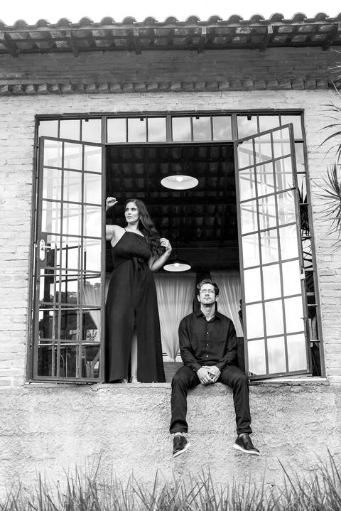 Fotografia de ensaio pré-casamento com estilo atemporal, realizado em Domingos Martins, ES'