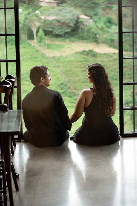 Fotografia de ensaio pré-casamento com estilo atemporal, realizado em Domingos Martins, ES'