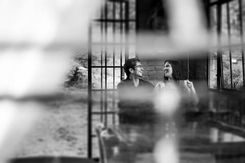 Fotografia de ensaio pré-casamento com estilo atemporal, realizado em Domingos Martins, ES'