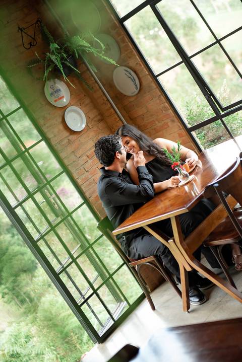 Fotografia de ensaio pré-casamento com estilo atemporal, realizado em Domingos Martins, ES'