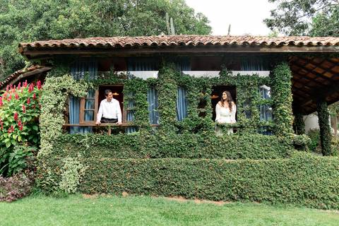 Fotografia de ensaio pré-wedding com estilo atemporal, realizado em Domingos Martins, ES'