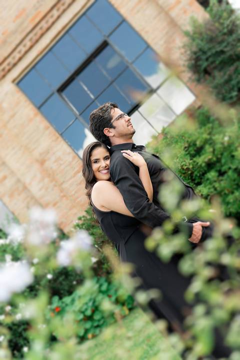 Fotografia de ensaio pré-casamento com estilo atemporal, realizado em Domingos Martins, ES'