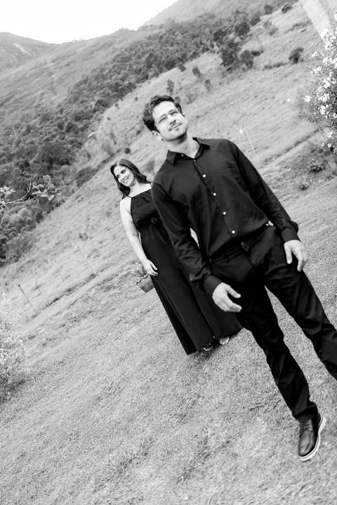 Fotografia de ensaio pré-casamento com estilo atemporal, realizado em Domingos Martins, ES'
