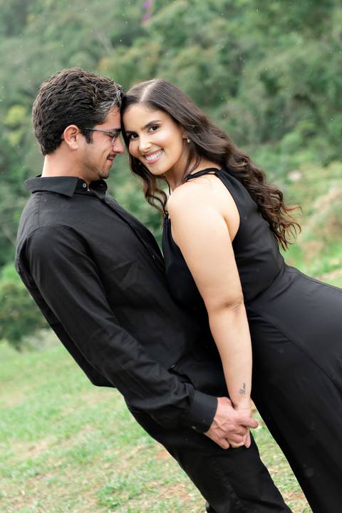 Fotografia de ensaio pré-casamento com estilo atemporal, realizado em Domingos Martins, ES'