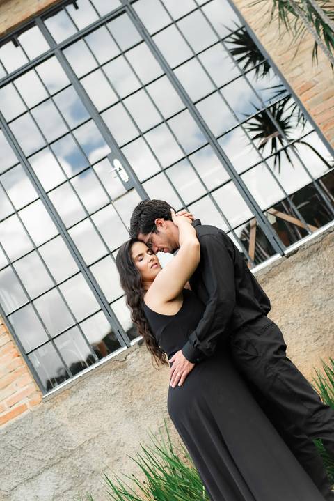 Fotografia de ensaio pré-casamento com estilo atemporal, realizado em Domingos Martins, ES'