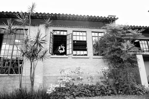 Fotografia de ensaio pré-casamento com estilo atemporal, realizado em Domingos Martins, ES'