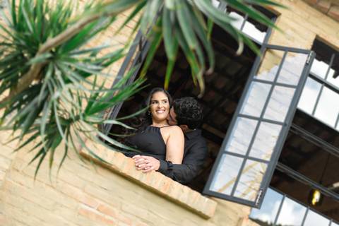 Fotografia de ensaio pré-casamento com estilo atemporal, realizado em Domingos Martins, ES'