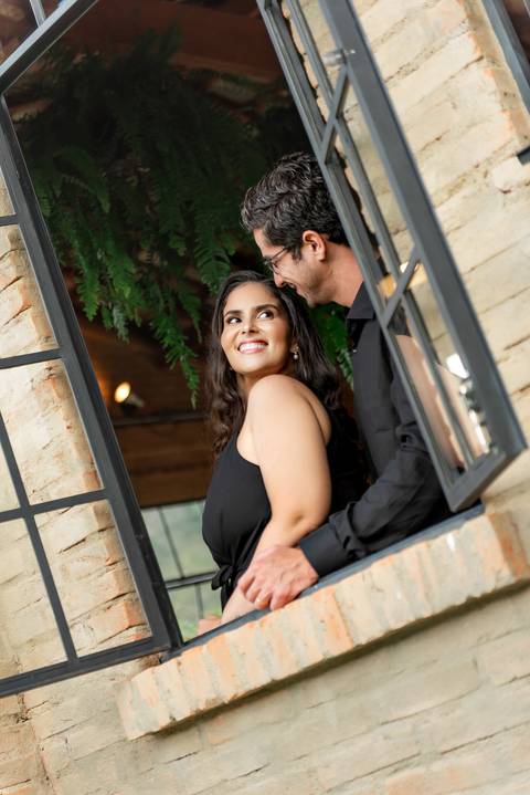Fotografia de ensaio pré-casamento com estilo atemporal, realizado em Domingos Martins, ES'