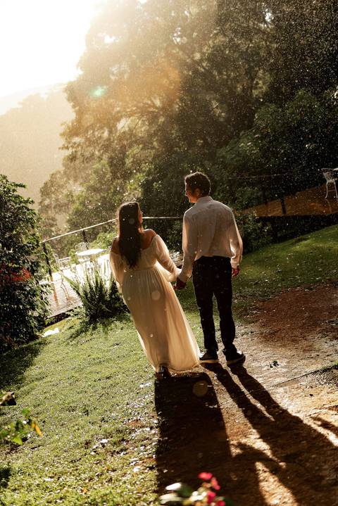 Fotografia de ensaio pré-wedding com estilo atemporal, realizado em Domingos Martins, ES'