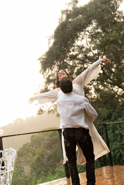 Fotografia de ensaio pré-wedding com estilo atemporal, realizado em Domingos Martins, ES'