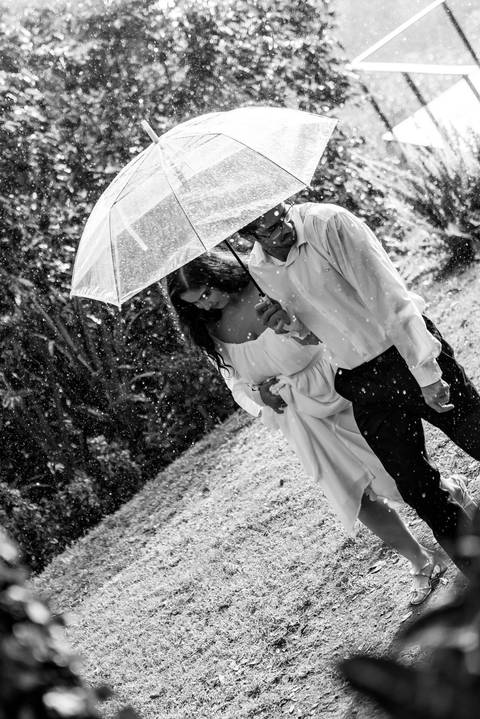 Fotografia de ensaio pré-wedding com estilo atemporal, realizado em Domingos Martins, ES'