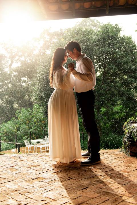 Fotografia de ensaio pré-wedding com estilo atemporal, realizado em Domingos Martins, ES'