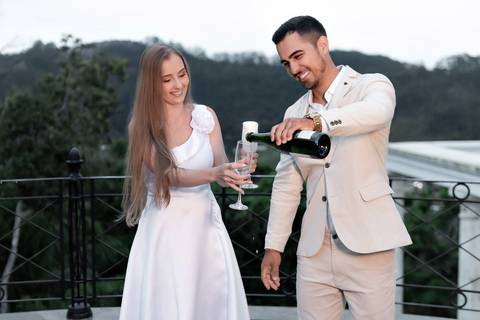 Fotografia pré-casamento realizada em Domingos Martins, Pedra Azul, ES. Registro documental atemporal, focado em emoções reais, luz natural e autenticidade nas montanhas do Espírito Santo'