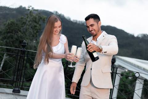 Fotografia pré-casamento realizada em Domingos Martins, Pedra Azul. Registro documental atemporal, focado em emoções reais, luz natural e autenticidade no aroso paco hotel no ES'