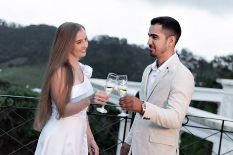Fotografia pré-casamento realizada em Domingos Martins, Pedra Azul. Registro documental atemporal, focado em emoções reais, luz natural e autenticidade no aroso paco hotel no ES'