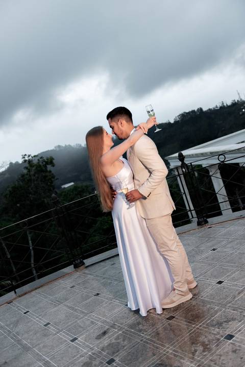 Fotografia pré-casamento realizada em Domingos Martins, Pedra Azul. Registro documental atemporal, focado em emoções reais, luz natural e autenticidade no aroso paco hotel no ES'