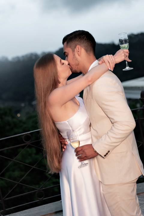 Fotografia pré-casamento realizada em Domingos Martins, Pedra Azul. Registro documental atemporal, focado em emoções reais, luz natural e autenticidade no aroso paco hotel no ES'