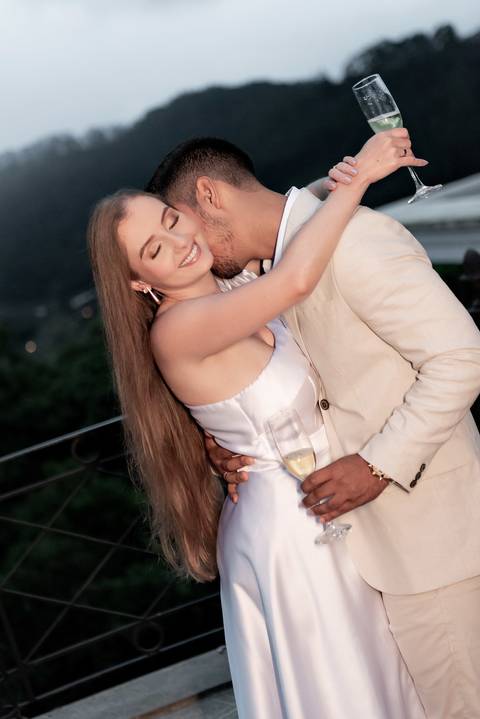 Fotografia pré-casamento realizada em Domingos Martins, Pedra Azul. Registro documental atemporal, focado em emoções reais, luz natural e autenticidade no aroso paco hotel no ES'
