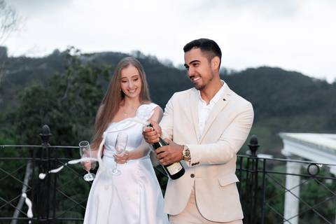 Fotografia pré-casamento realizada em Domingos Martins, Pedra Azul, ES. Registro documental atemporal, focado em emoções reais, luz natural e autenticidade nas montanhas do Espírito Santo'