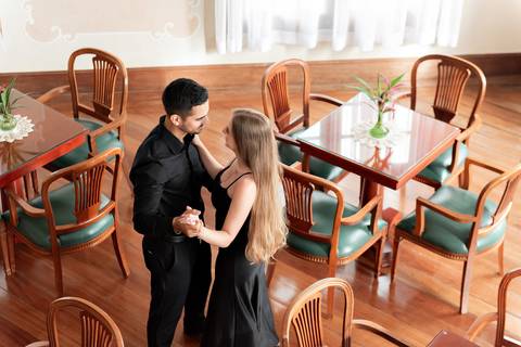 Fotografia pré-casamento realizada em Domingos Martins, Pedra Azul. Registro documental atemporal, focado em emoções reais, luz natural e autenticidade no aroso paco hotel no ES'