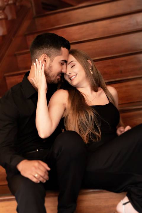 Fotografia pré-casamento realizada em Domingos Martins, Pedra Azul. Registro documental atemporal, focado em emoções reais, luz natural e autenticidade no aroso paco hotel no ES'
