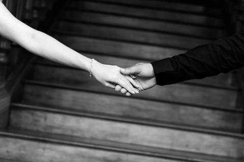 Fotografia pré-casamento realizada em Domingos Martins, Pedra Azul. Registro documental atemporal, focado em emoções reais, luz natural e autenticidade no aroso paco hotel no ES'