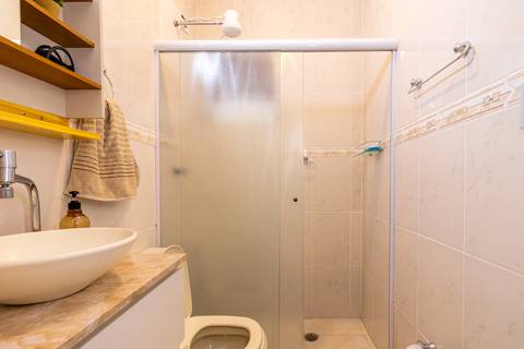 Fotografia profissional de uma casa no bairro Jardim Samambaia, em Praia Grande, SP, pelo fotógrafo profissional de imóveis Fernando Freire, foto para anúncio no Airbnb e Booking. Ambiente do banheiro completo.'