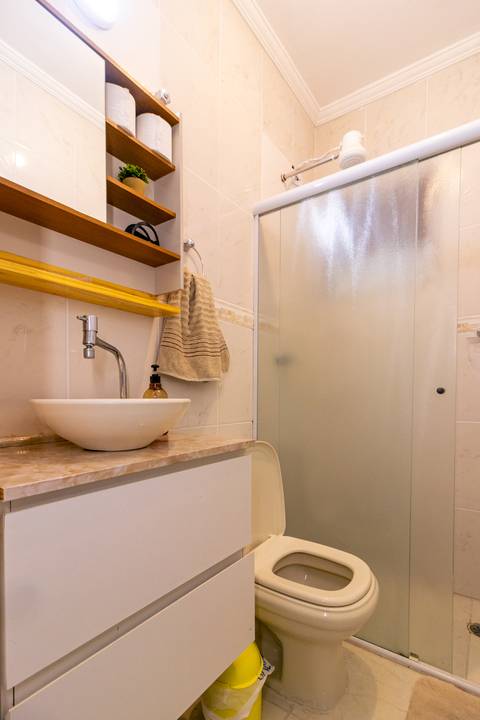 Fotografia profissional de uma casa no bairro Jardim Samambaia, em Praia Grande, SP, pelo fotógrafo profissional de imóveis Fernando Freire, foto para anúncio no Airbnb e Booking. Ambiente do banheiro completo.'