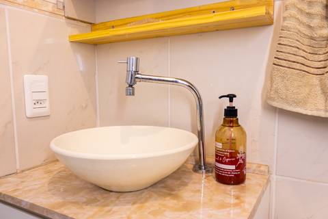 Fotografia profissional de uma casa no bairro Jardim Samambaia, em Praia Grande, SP, pelo fotógrafo profissional de imóveis Fernando Freire, foto para anúncio no Airbnb e Booking. Ambiente do banheiro completo.'