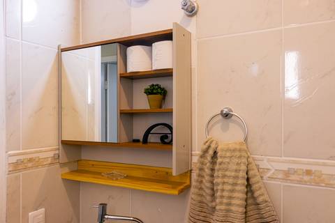 Fotografia profissional de uma casa no bairro Jardim Samambaia, em Praia Grande, SP, pelo fotógrafo profissional de imóveis Fernando Freire, foto para anúncio no Airbnb e Booking. Ambiente do banheiro completo.'