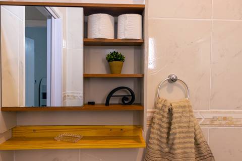 Fotografia profissional de uma casa no bairro Jardim Samambaia, em Praia Grande, SP, pelo fotógrafo profissional de imóveis Fernando Freire, foto para anúncio no Airbnb e Booking. Ambiente do banheiro completo.'