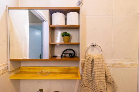 Fotografia profissional de uma casa no bairro Jardim Samambaia, em Praia Grande, SP, pelo fotógrafo profissional de imóveis Fernando Freire, foto para anúncio no Airbnb e Booking. Ambiente do banheiro completo.'